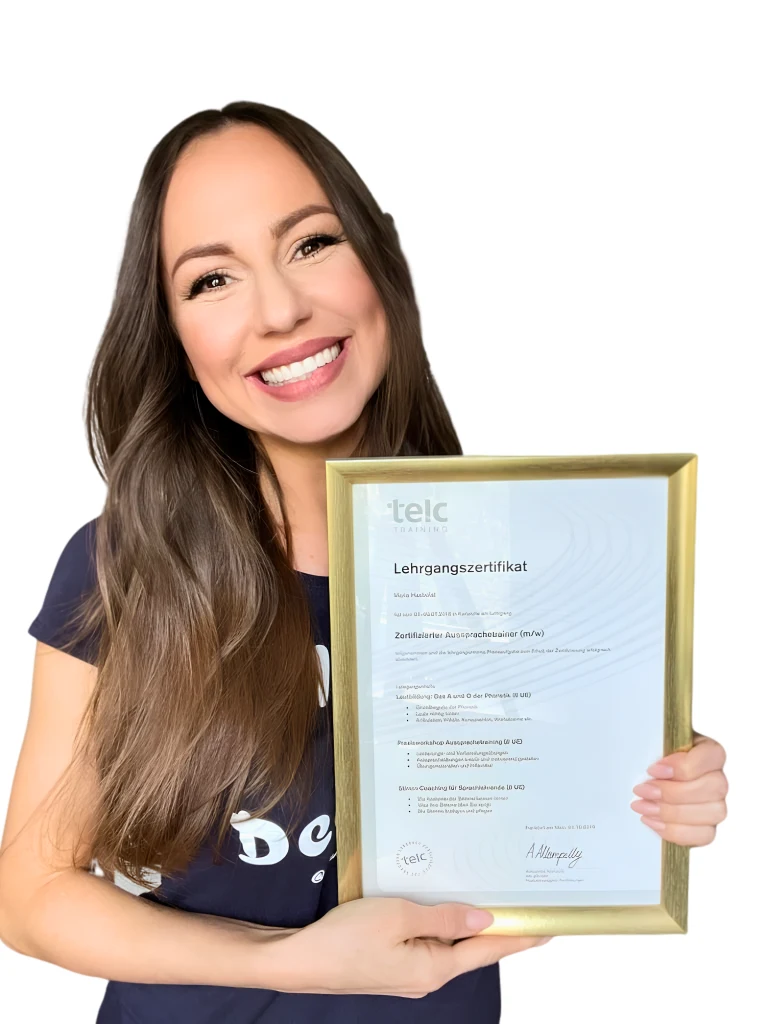 Maria, die Gründerin von Dein Sprachcoach, mit ihrem telc-Zertifikat als zertifizierte Aussprachetrainerin